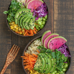 Bunte Bowl mit Avocado, Radieschen, Quinoa und Gemüse – natürliche Vielfalt als Alternative zu vermeintlich gesunden Diät-Mythen