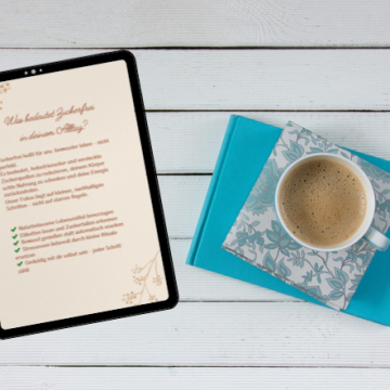 Innenansicht des Zuckerfrei-Workbooks mit Tipps für den Alltag, Tablet auf Holzuntergrund mit Kaffee